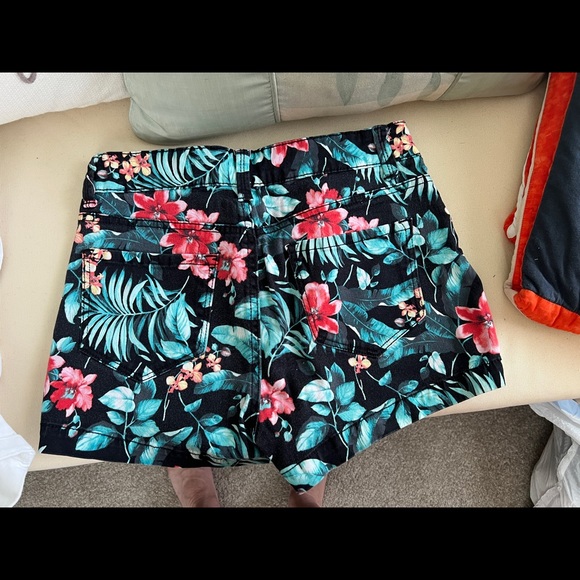 Shorts - Picture 2 of 3